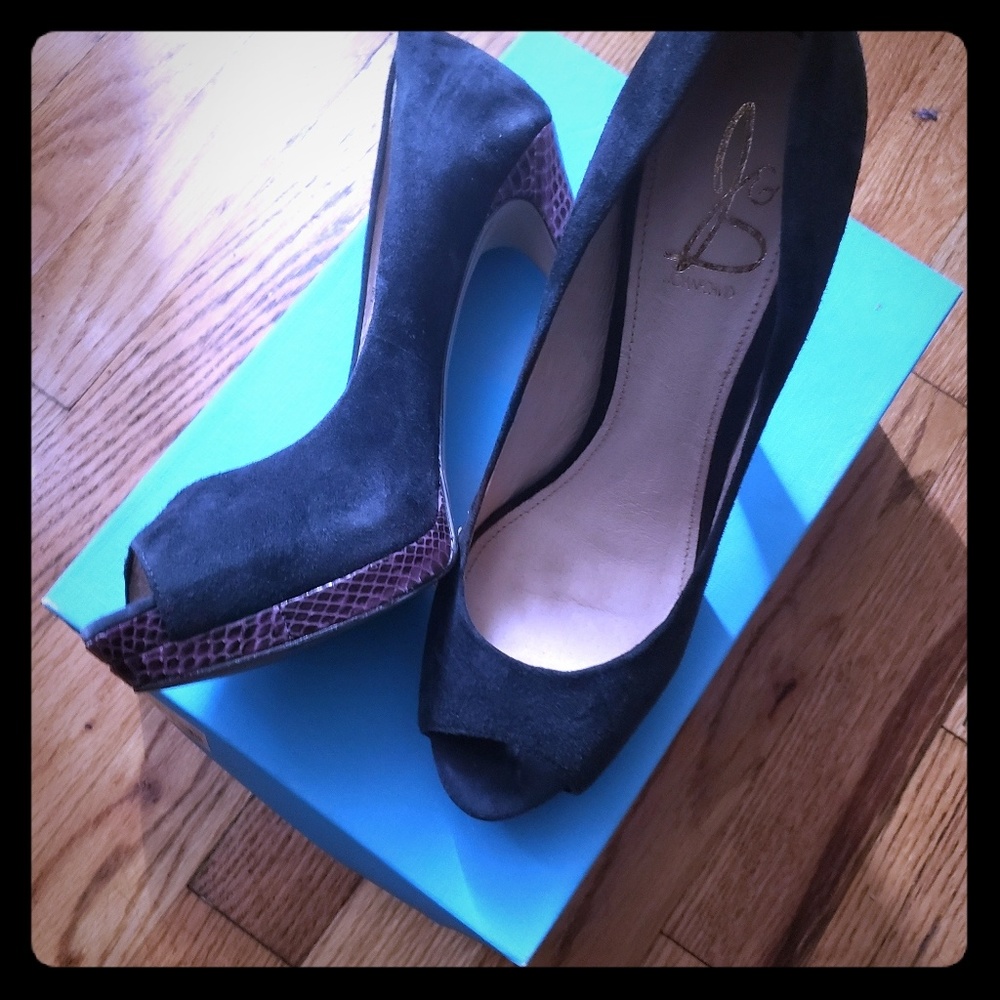 JOAN&DAVID Peep toe suede pumps